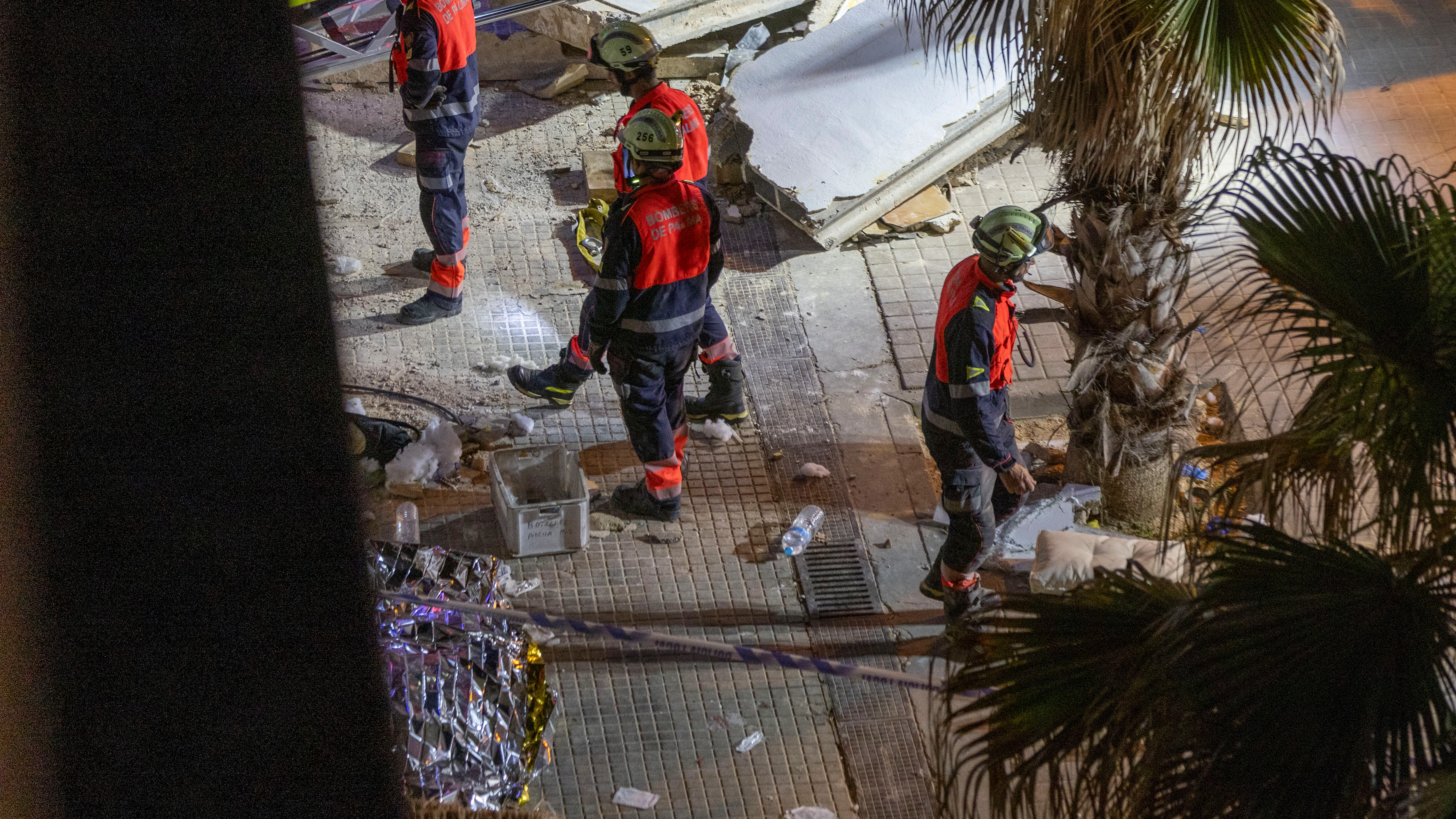 Cuatro personas han fallecido y al menos 27 han resultado heridas al desplomarse en la Playa de Palma Cuatro personas han fallecido y al menos 27 han resultado heridas al desplomarse en la Playa de Palma