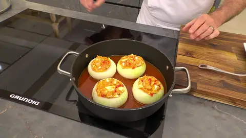 Mezcla bien e introduce las cebollas en una cazuela Mezcla bien e introduce las cebollas en una cazuela