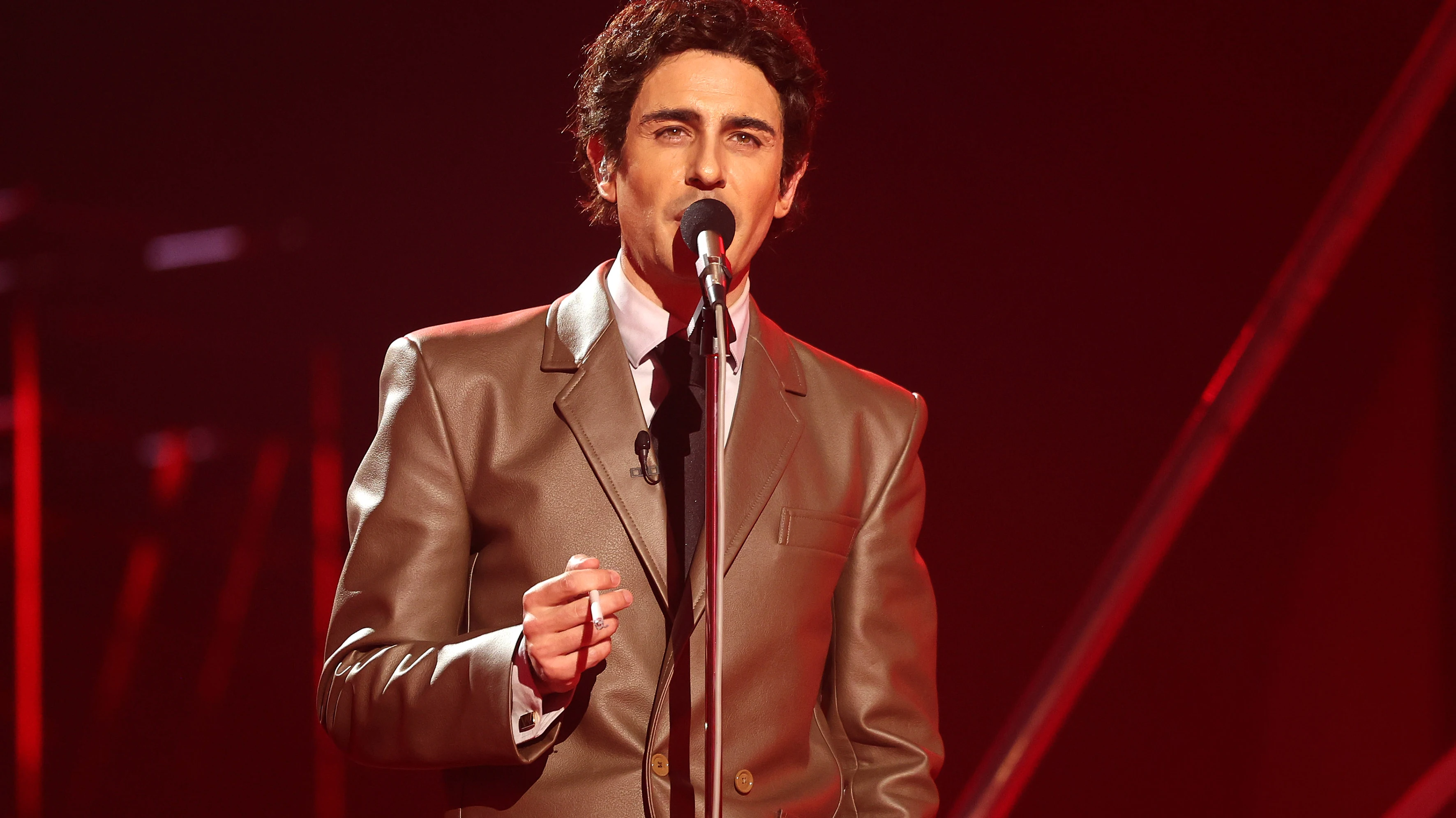 Juanra Bonet, más seductor que nunca como Pino D’Angiò cantando ‘Ma quale idea’