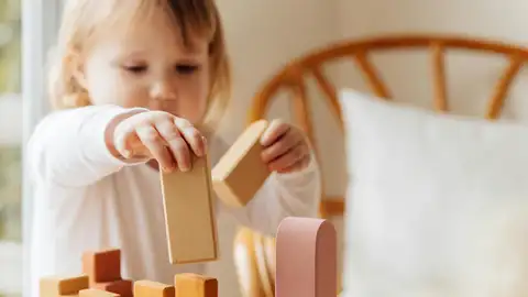 Niña jugando con bloques de construcción Niña jugando con bloques de construcción