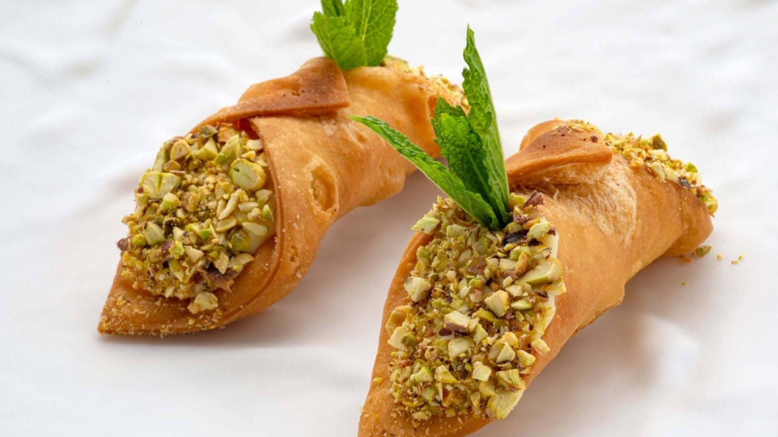 Un postre italiano de Karlos Arguiñano: canutillos fritos con crema y pistachos