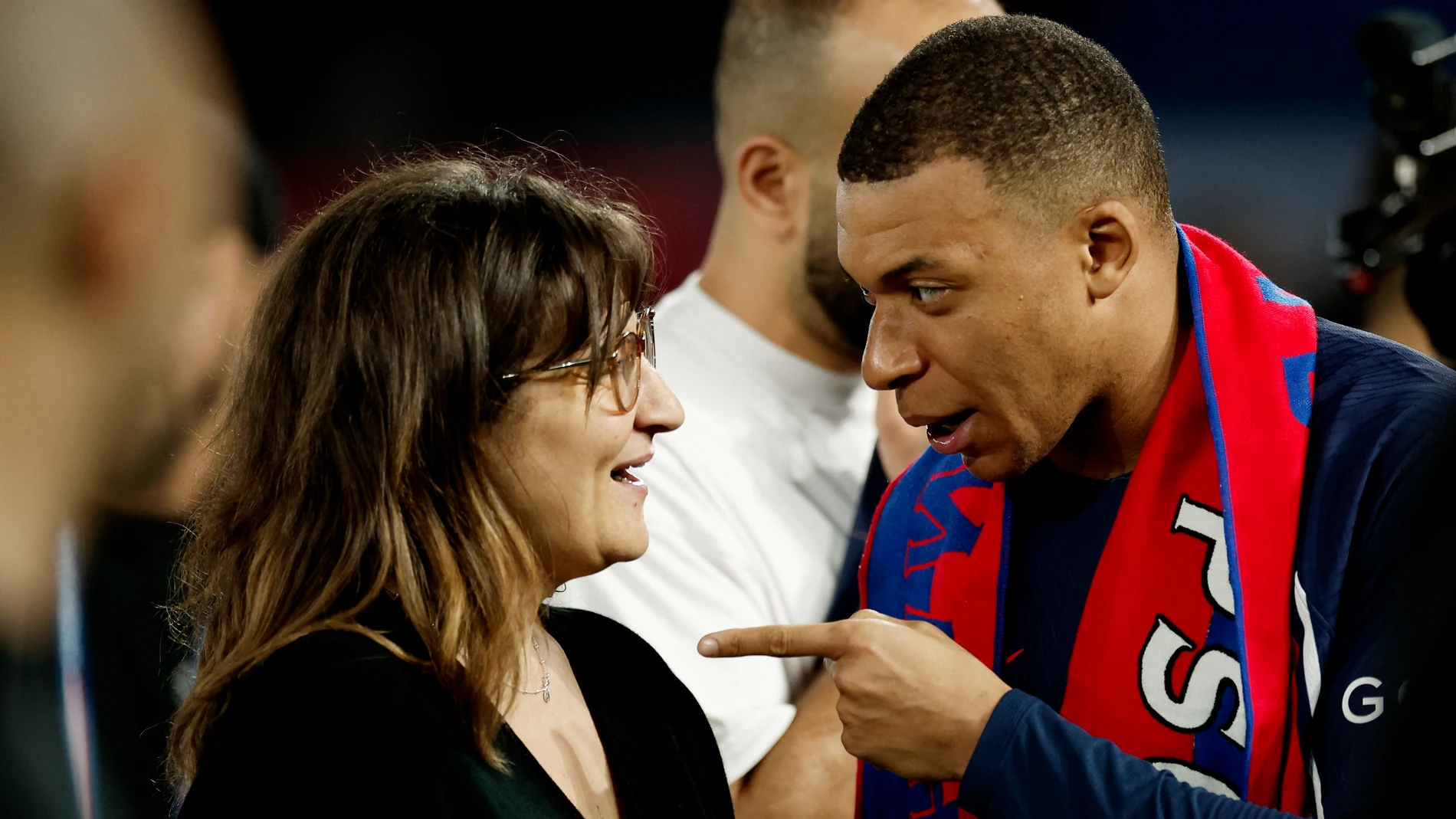 Kylian Mabappé habla con su madre en el Parque de los Príncipes Kylian Mabappé habla con su madre en el Parque de los Príncipes