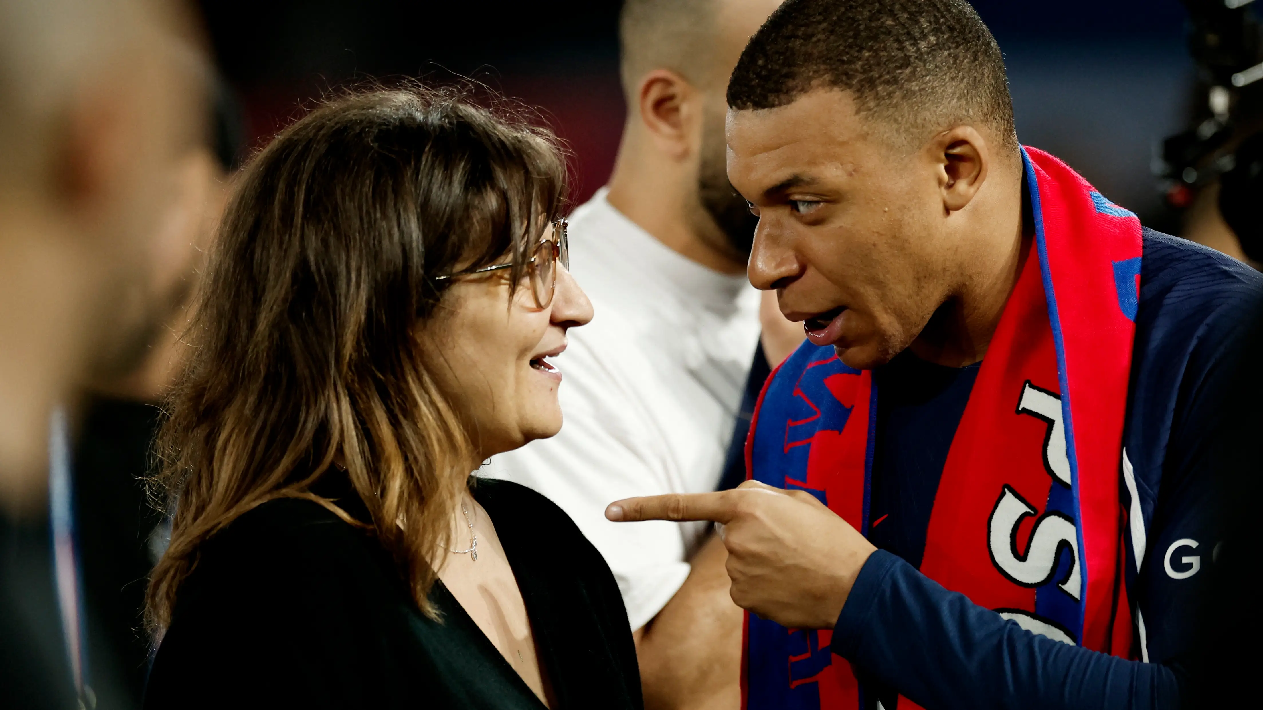 Kylian Mabappé habla con su madre en el Parque de los Príncipes Kylian Mabappé habla con su madre en el Parque de los Príncipes