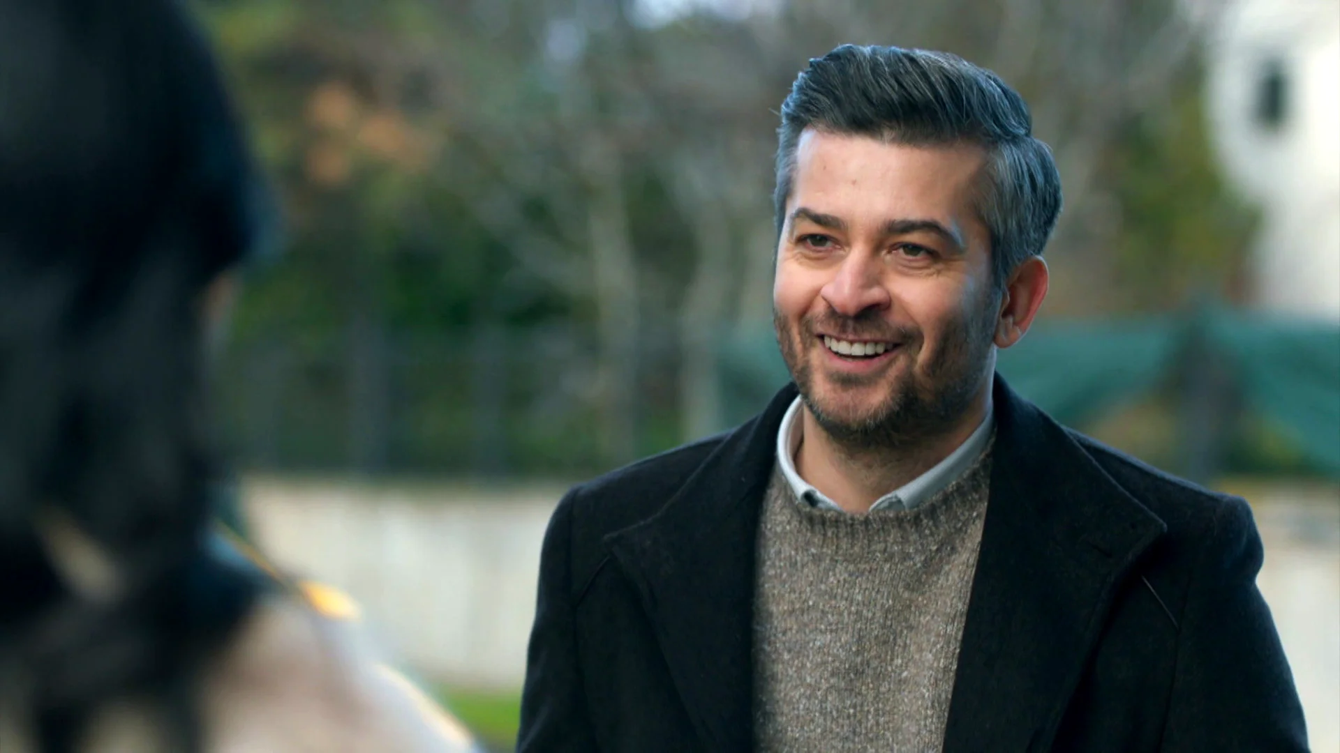 Osman vuelve a ver a Zümrüt mientras Aylin está cada día está más distanciada de su marido Osman vuelve a ver a Zümrüt mientras Aylin está cada día está más distanciada de su marido
