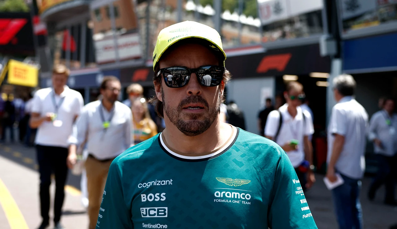 Fernando Alonso en el paddock de Mónaco