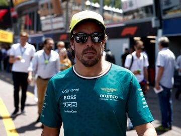 Fernando Alonso en el paddock de Mónaco