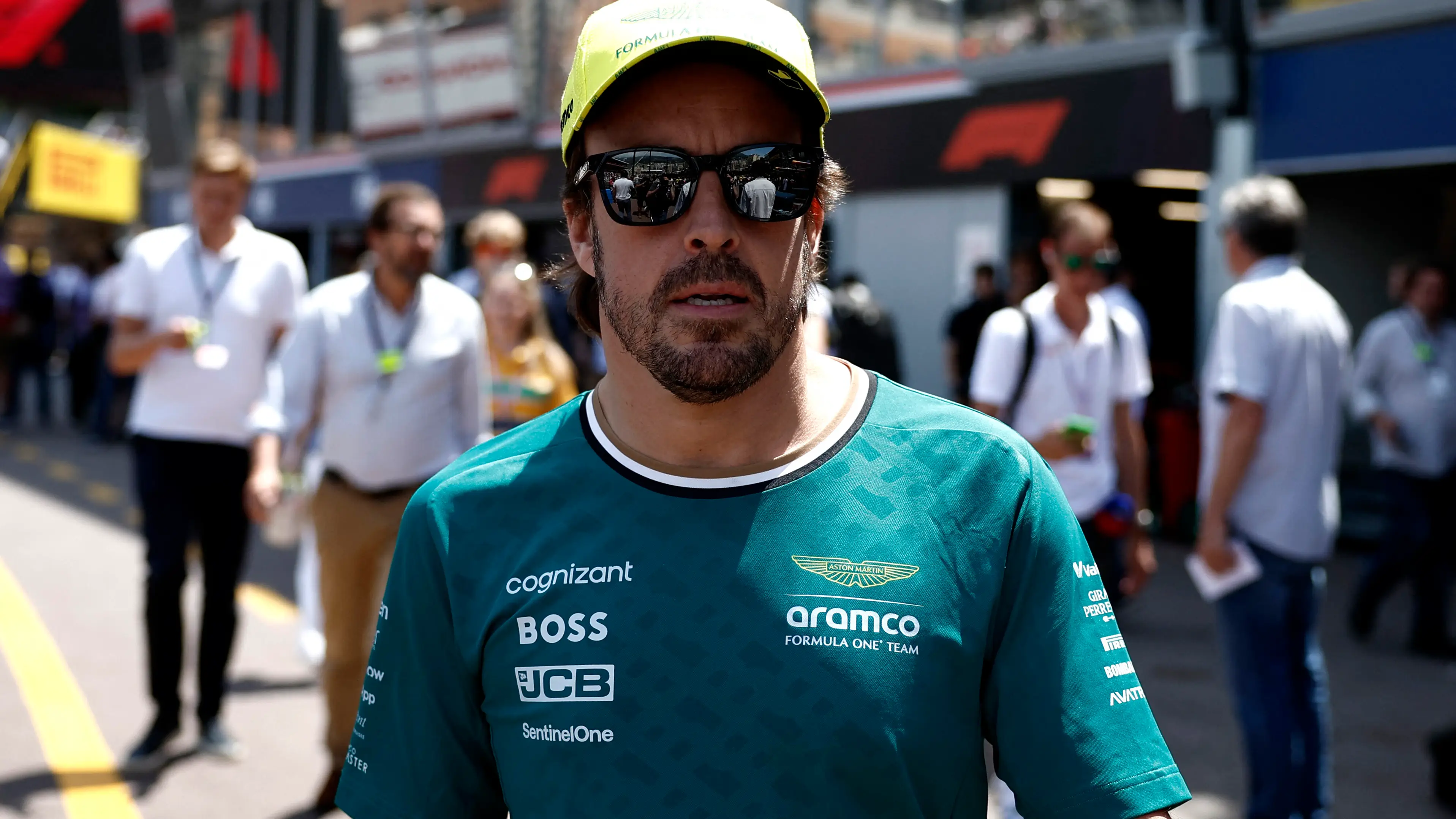 Fernando Alonso en el paddock de M&oacute;naco