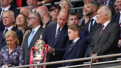 El príncipe Guillermo y el príncipe George viendo la final de la FA Cup en Wembley El príncipe Guillermo y el príncipe George viendo la final de la FA Cup en Wembley
