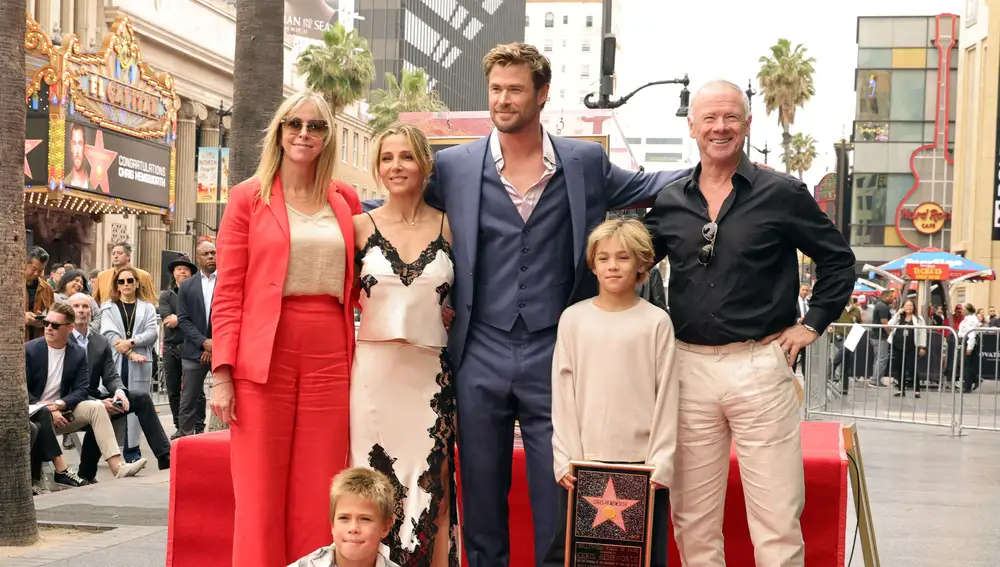 Chris Hemsworth con Elsa Pataky, sus hijos y sus padres, tras recibir su Estrella en el Paseo de la Fama
