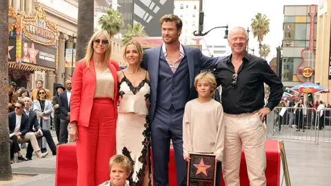 Chris Hemsworth con Elsa Pataky, sus hijos y sus padres, tras recibir su Estrella en el Paseo de la Fama Chris Hemsworth con Elsa Pataky, sus hijos y sus padres, tras recibir su Estrella en el Paseo de la Fama