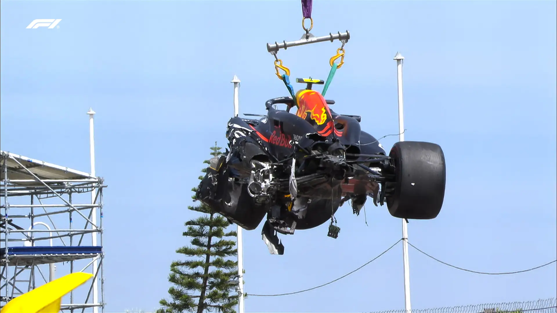 El Red Bull de Checo Pérez tras el accidente El Red Bull de Checo Pérez tras el accidente