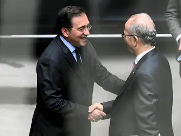 Albares saluda al primer ministro palestino Mohamed Mustafa Albares saluda al primer ministro palestino Mohamed Mustafa