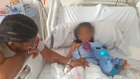 Una niña, a punto de fallecer ahogada tras pasar 5 minutos bajo el agua en una clase de natación: "Ha sido un milagro" Una niña, a punto de fallecer ahogada tras pasar 5 minutos bajo el agua en una clase de natación: "Ha sido un milagro"