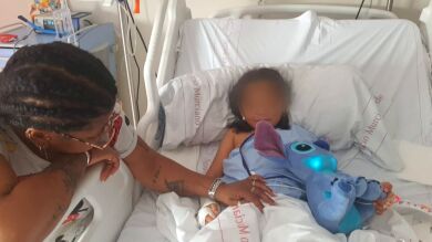 Una niña de 5 años a punto de fallecer ahogada tras pasar 5 minutos bajo el agua en una clase de natación