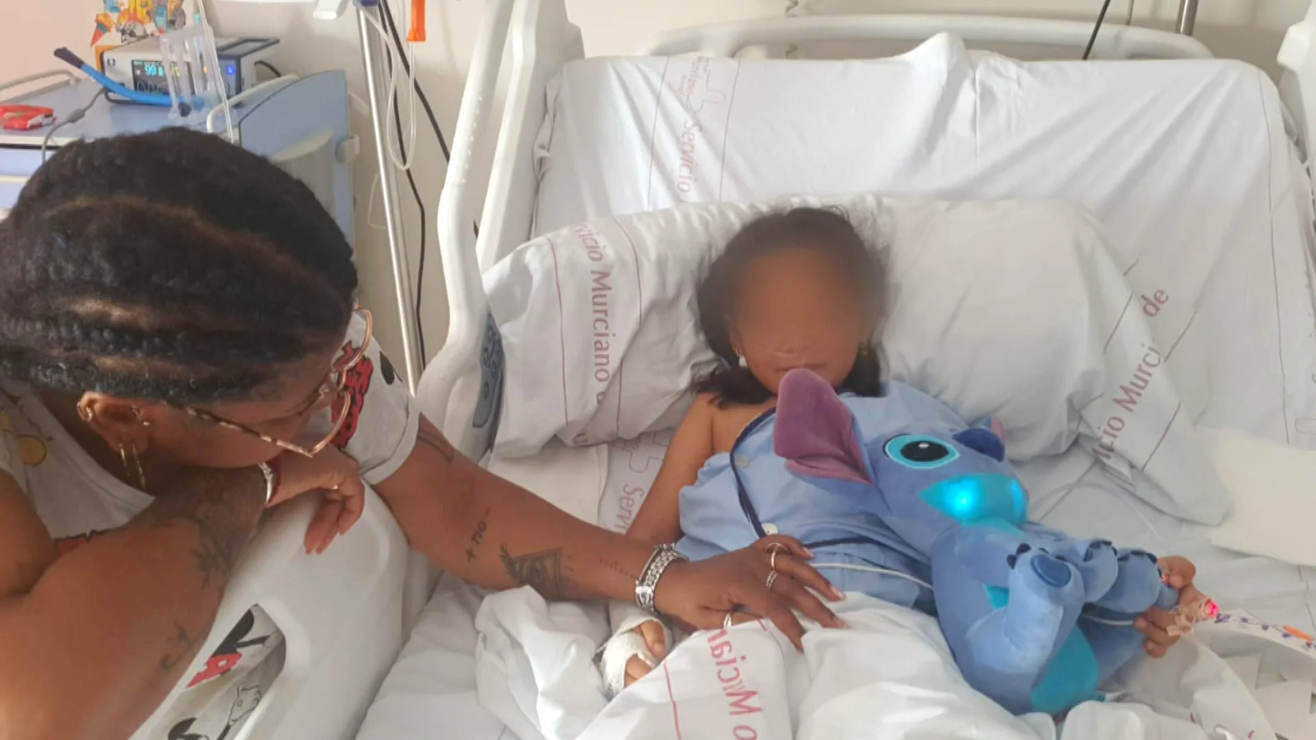 Una niña, a punto de fallecer ahogada tras pasar 5 minutos bajo el agua en una clase de natación: "Ha sido un milagro" Una niña, a punto de fallecer ahogada tras pasar 5 minutos bajo el agua en una clase de natación: "Ha sido un milagro"