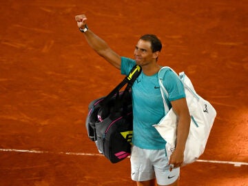 Rafa Nadal se despide de la afición tras perder ante Alexander Zverev en Roland Garros