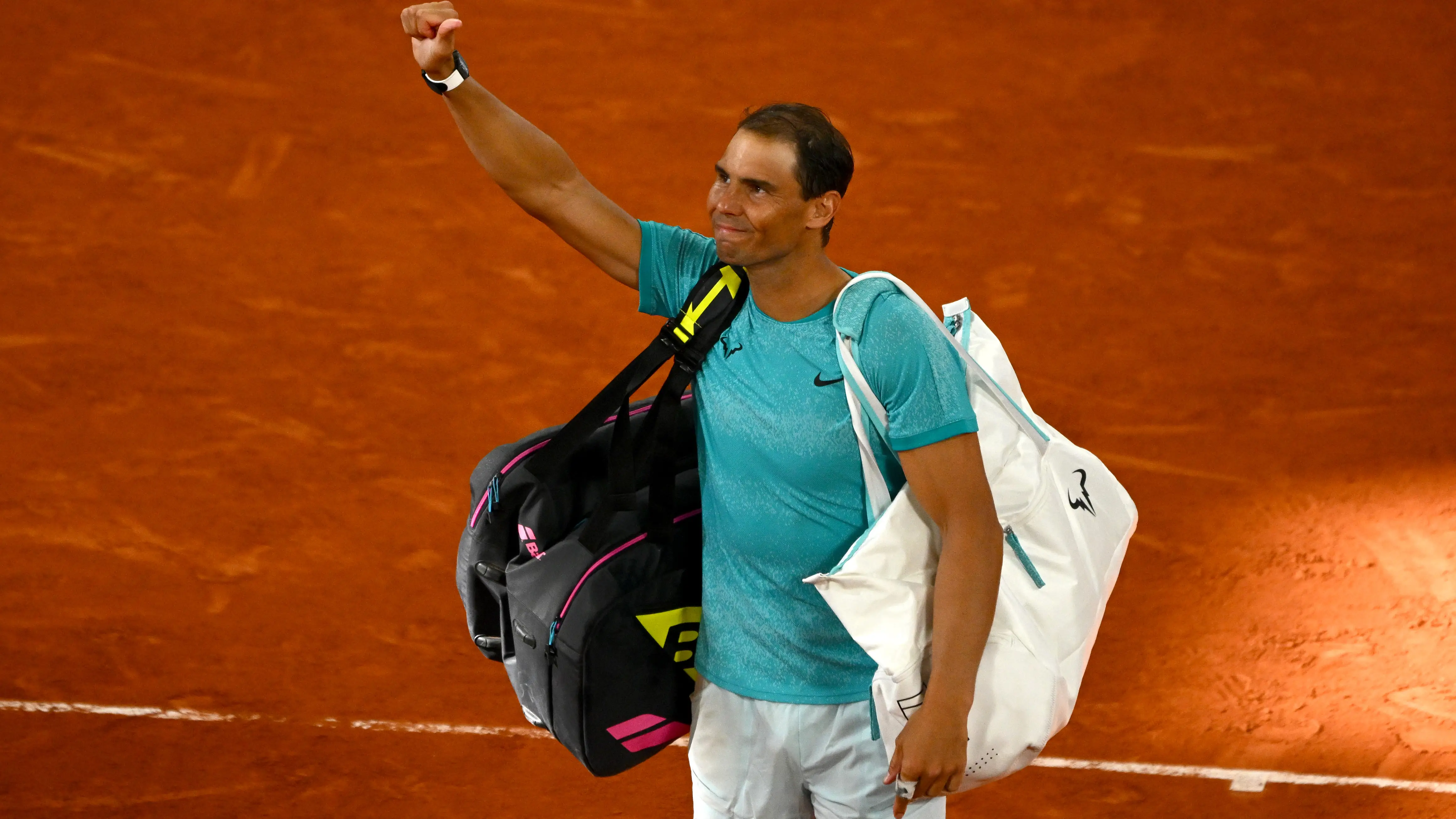 Rafa Nadal se despide de la afición tras perder ante Alexander Zverev en Roland Garros Rafa Nadal se despide de la afición tras perder ante Alexander Zverev en Roland Garros