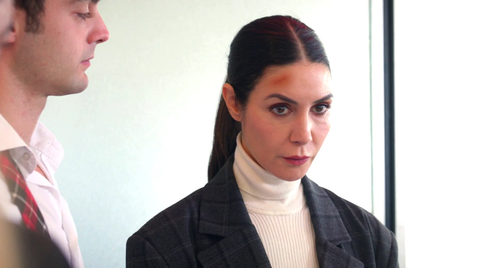 Suzan y Şevval deciden ocultar el motivo de su discusi&oacute;n para que el secreto sobre la muerte de Ahmet siga oculto