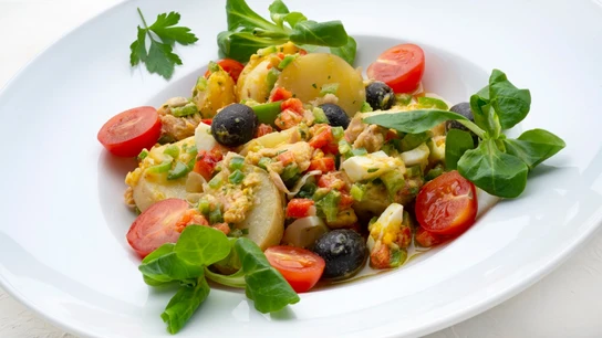 Karlos Arguiñano: receta de ensalada campera, fresca, ligera y muy completa Karlos Arguiñano: receta de ensalada campera, fresca, ligera y muy completa