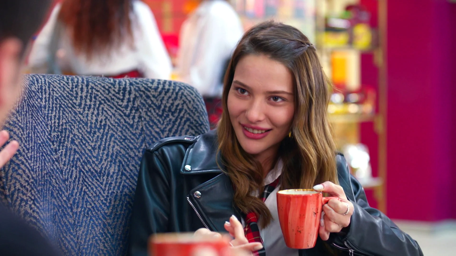 Sarp muerde el anzuelo al creer que Lydia está enamorado de él, pero ella solo tiene ojos para Ömer