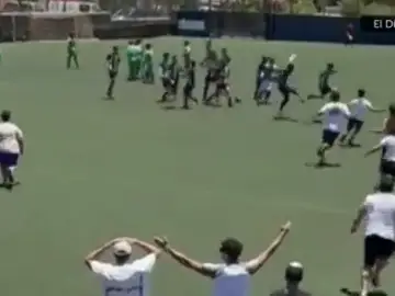 Trifulca en un campo de fútbol con niños de 14 años Trifulca en un campo de fútbol con niños de 14 años