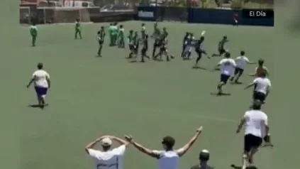 Trifulca en un campo de fútbol con niños de 14 años Trifulca en un campo de fútbol con niños de 14 años