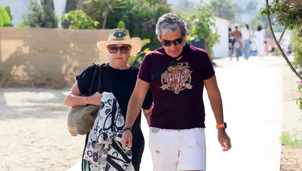Mayte Zaldívar y Fernando paseando por Marbella