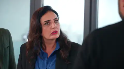 Sengül arruina el salto a la fama de Orhan: ¡el tío de los Eren es despedido y no grabará el anuncio de televisión! Sengül arruina el salto a la fama de Orhan: ¡el tío de los Eren es despedido y no grabará el anuncio de televisión!