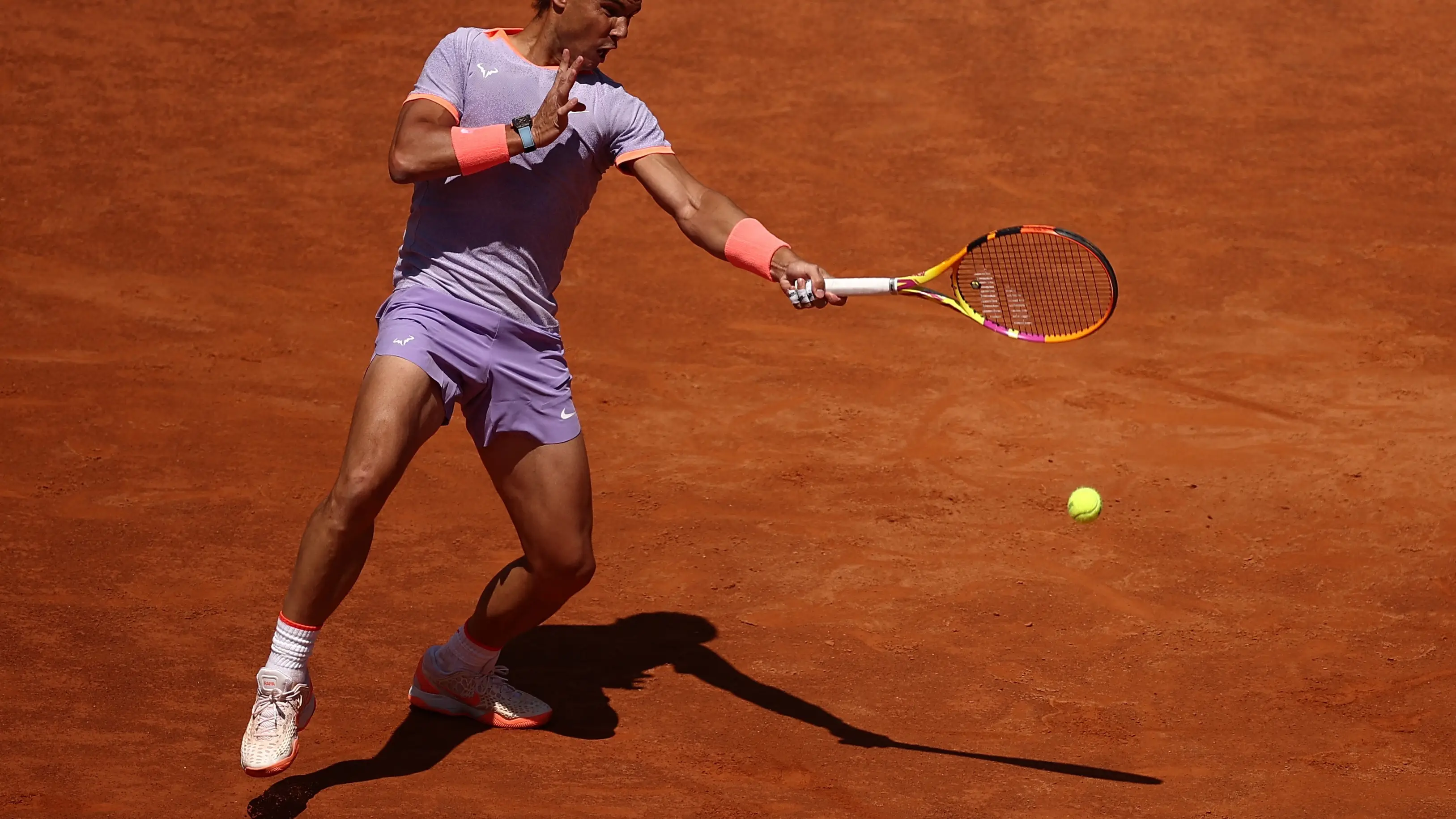 Rafa Nadal golpea una pelota Rafa Nadal golpea una pelota