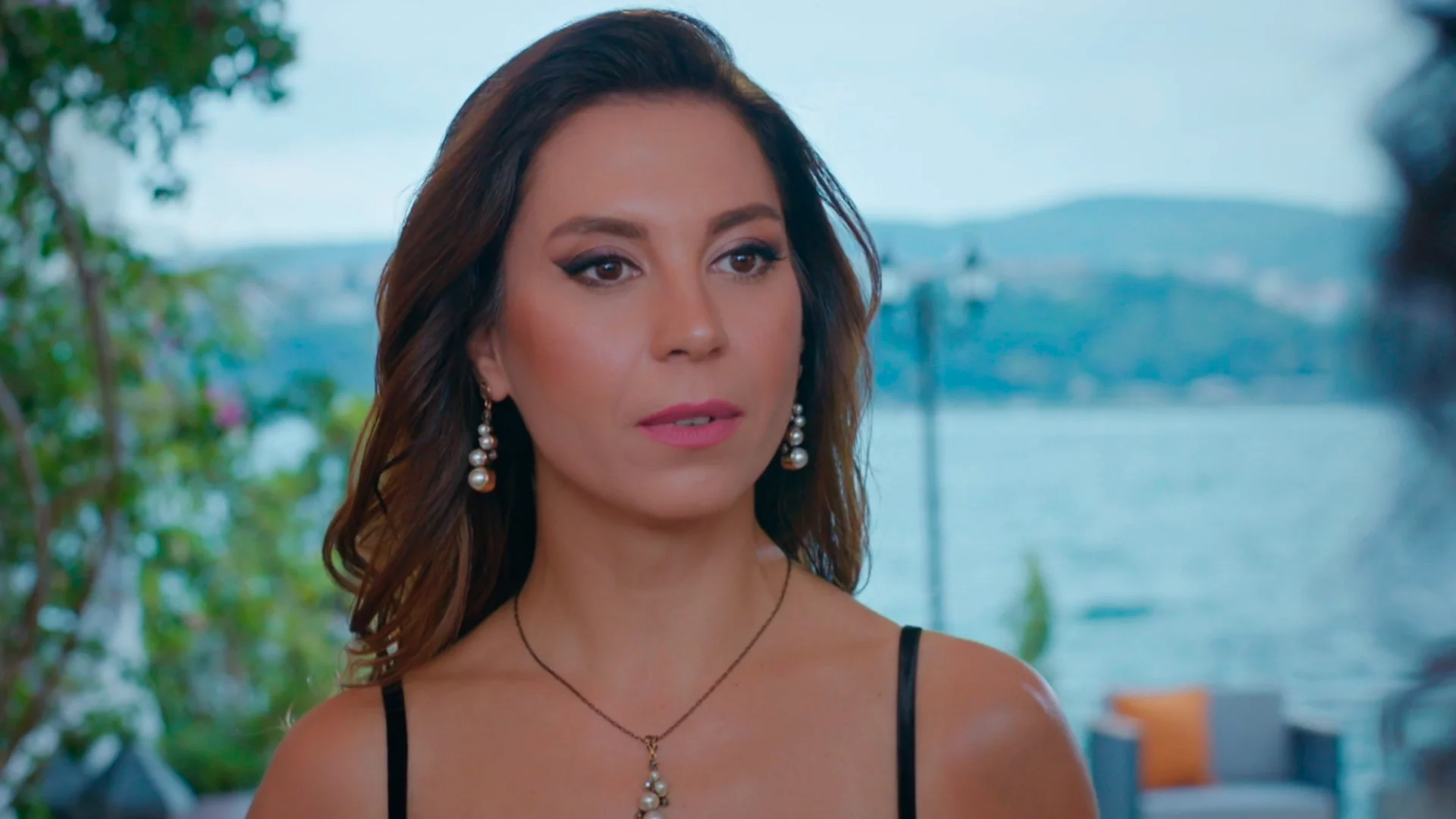 ¡Menudo chasco! Ender se encuentra con la supuesta esposa de Doğan al intentar darle una sorpresa ¡Menudo chasco! Ender se encuentra con la supuesta esposa de Doğan al intentar darle una sorpresa