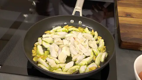Corta las kokotxas por la mitad, añádelas y cocínalas Corta las kokotxas por la mitad, añádelas y cocínalas
