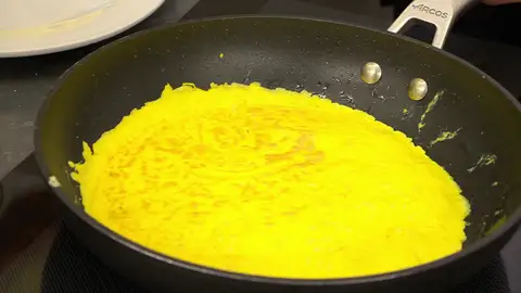 Viértelos a la sartén y cuájalos como si fuera una crepe Viértelos a la sartén y cuájalos como si fuera una crepe