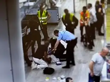 Agentes de la Guardia Civil atiende a un pasajero en el Aeropuerto de El Prat (Barcelona) Agentes de la Guardia Civil atiende a un pasajero en el Aeropuerto de El Prat (Barcelona)