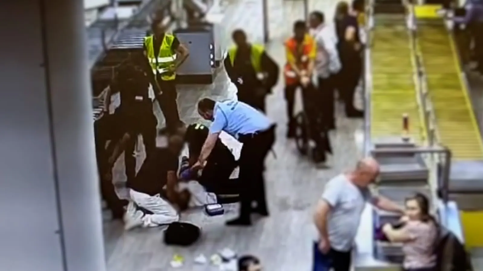 Agentes de la Guardia Civil atiende a un pasajero en el Aeropuerto de El Prat (Barcelona) Agentes de la Guardia Civil atiende a un pasajero en el Aeropuerto de El Prat (Barcelona)