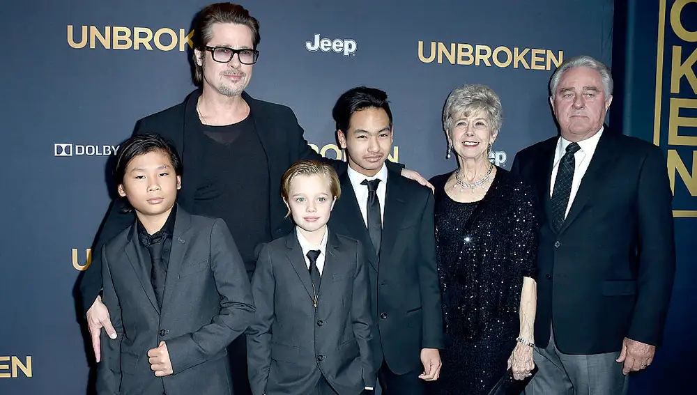 Brad Pitt con sus hijos Maddox, Pax y Shiloh en en el año 2014 en el estreno de Unbroken