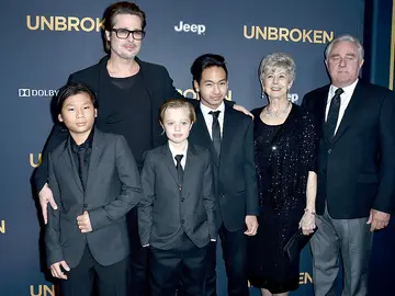 Brad Pitt con sus hijos Maddox, Pax y Shiloh en en el año 2014 en el estreno de Unbroken Brad Pitt con sus hijos Maddox, Pax y Shiloh en en el año 2014 en el estreno de Unbroken