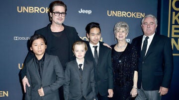 Brad Pitt con sus hijos Maddox, Pax y Shiloh en en el año 2014 en el estreno de Unbroken