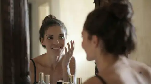 Mujer mirándose al espejo Mujer mirándose al espejo