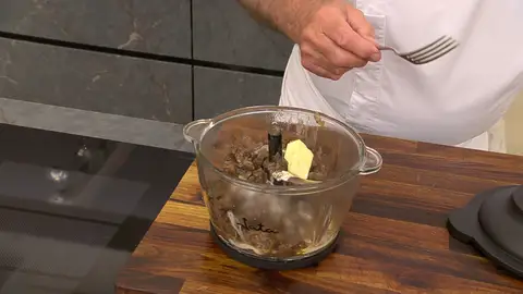 Pásalos a una picadora, añade el resto de la mantequilla, la nata y el brandy Pásalos a una picadora, añade el resto de la mantequilla, la nata y el brandy