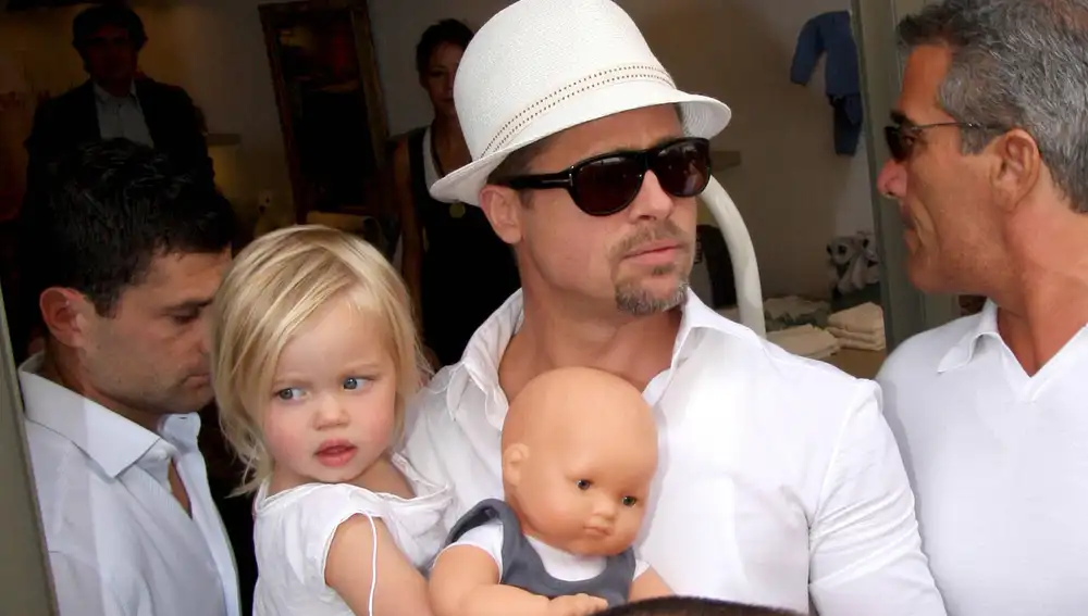 Brad Pitt y su hija Shiloh en el año 2008