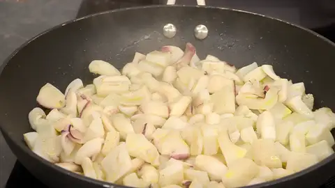 Corta las sepias en dados grandes, sazónalas, incorpóralas y saltéalas Corta las sepias en dados grandes, sazónalas, incorpóralas y saltéalas