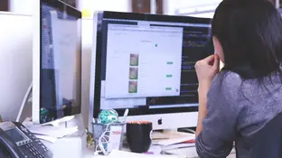 Trabajadora en la oficina Trabajadora en la oficina