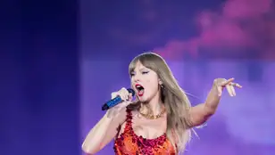 Taylor Swift en su concierto en París