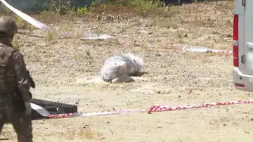 Expertos analizando los globos enviados por Corea del Norte. Expertos analizando los globos enviados por Corea del Norte.