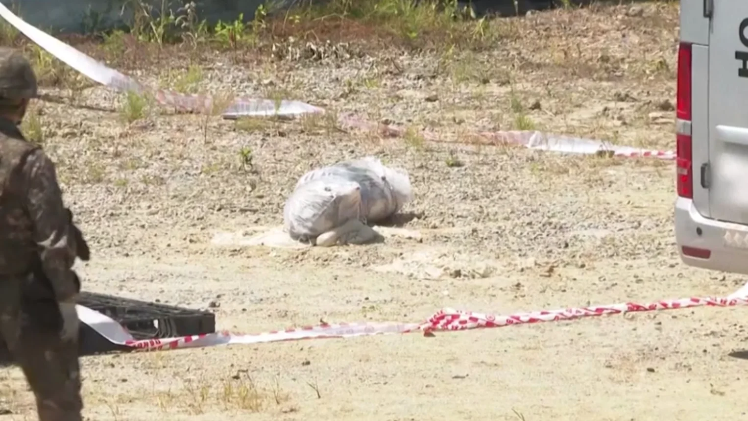 Expertos analizando los globos enviados por Corea del Norte. Expertos analizando los globos enviados por Corea del Norte.