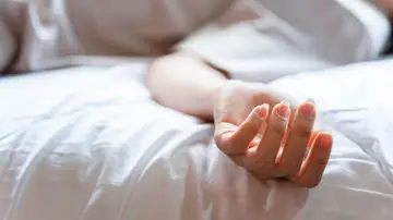 Imagen de archivo de una mujer muerta en la cama Imagen de archivo de una mujer muerta en la cama
