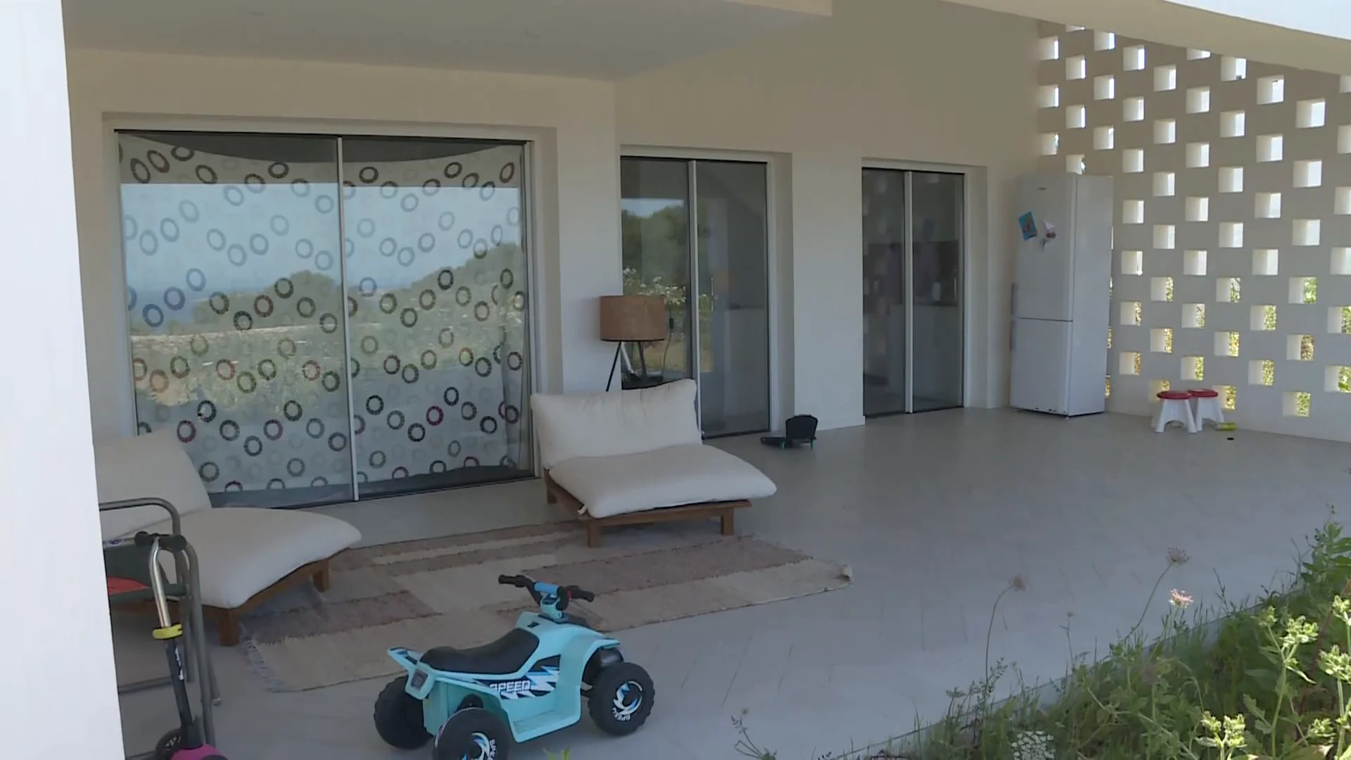 Desalojan a María, 'La Beyoncé de la okupación', del chalet de lujo en Menorca en el que se había instalado Desalojan a María, 'La Beyoncé de la okupación', del chalet de lujo en Menorca en el que se había instalado