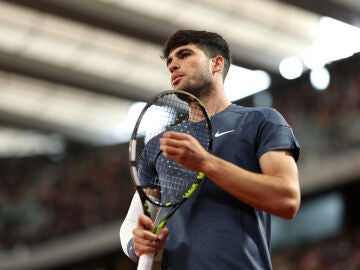 Carlos Alcaraz durante el partido de segunda ronda de Roland Garros ante Jesper de Jong