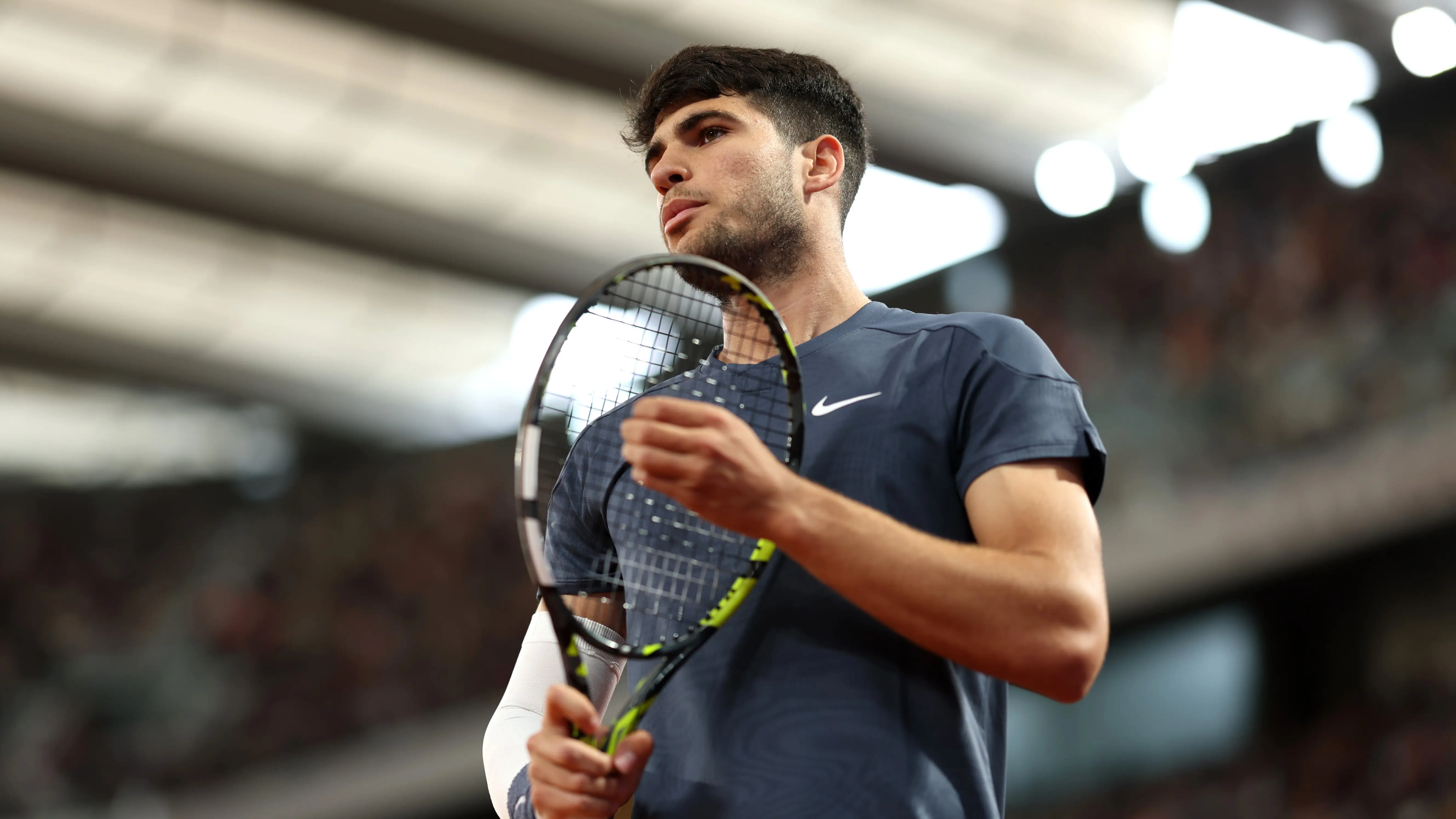 Carlos Alcaraz durante el partido de segunda ronda de Roland Garros ante Jesper de Jong
