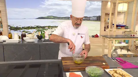 Mezcla la mostaza con 2 cucharadas de aceite en un bol Mezcla la mostaza con 2 cucharadas de aceite en un bol